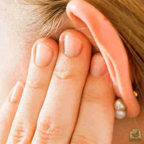 گوشی که بخاطر درد یا وزوز فرد دست روی آن گذاشته است برای وبلاگ درمان درد گوش